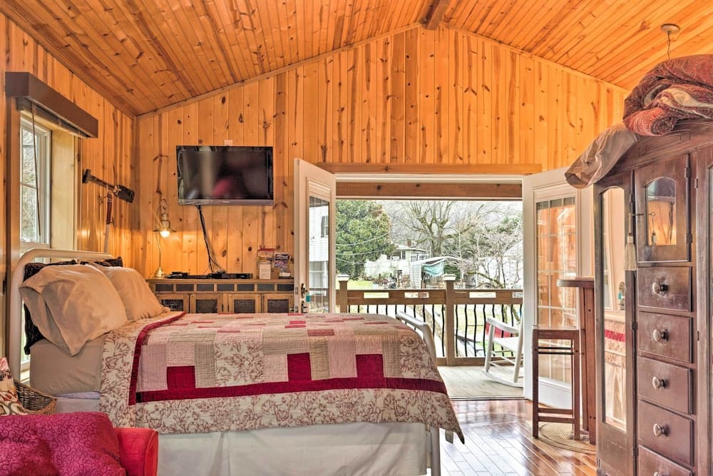 'the Boat House' Creekside Escape in Hot Springs!