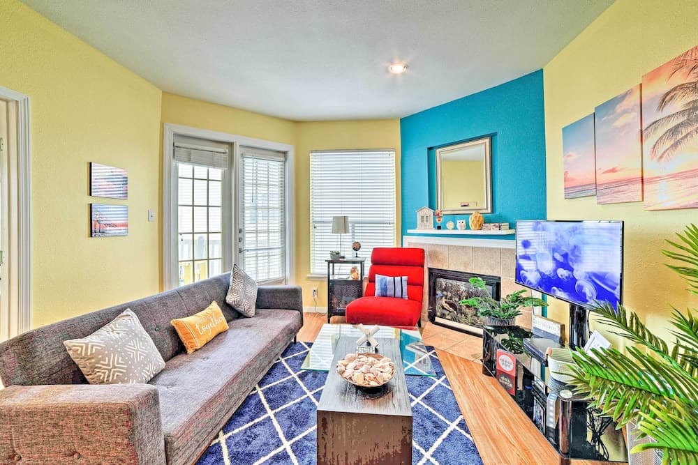 Corpus Christi Resort Condo - Walk to Beach!