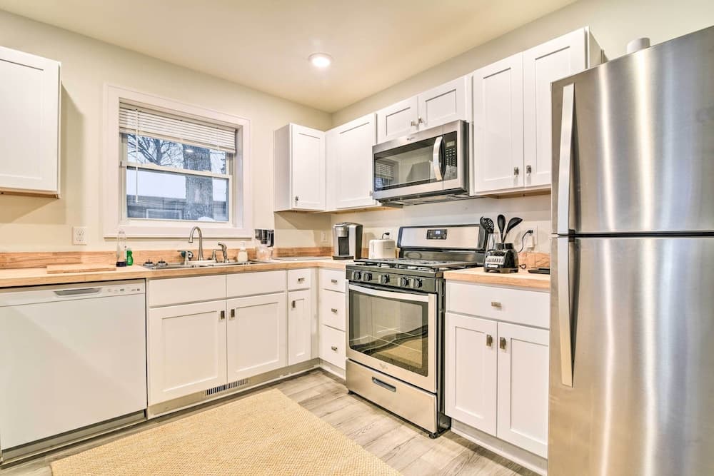 Stylish Retreat w/ Yard < 5 Mi to MSU Campus