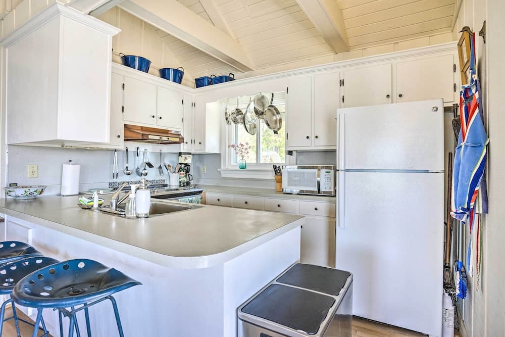 Tranquil Waterfront Cottage With Private Beach!