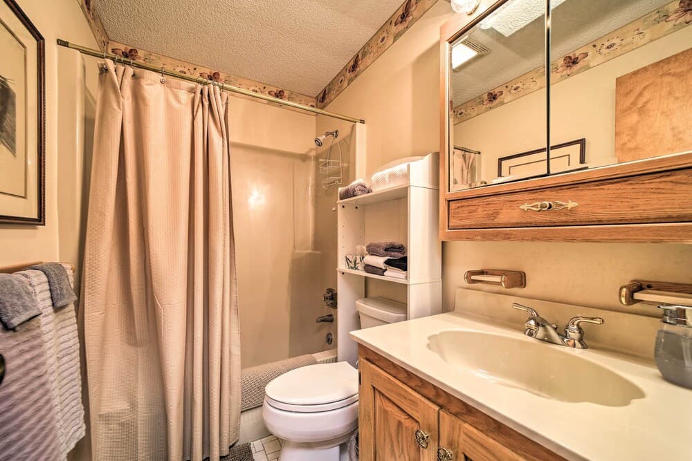 Lake View Apartment w/ Community Amenities