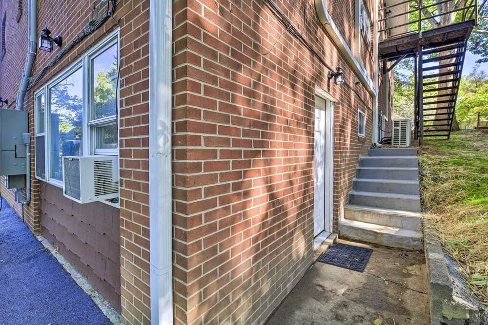 Quaint Johnson City Apt - 7 Mi to Boone Lake!