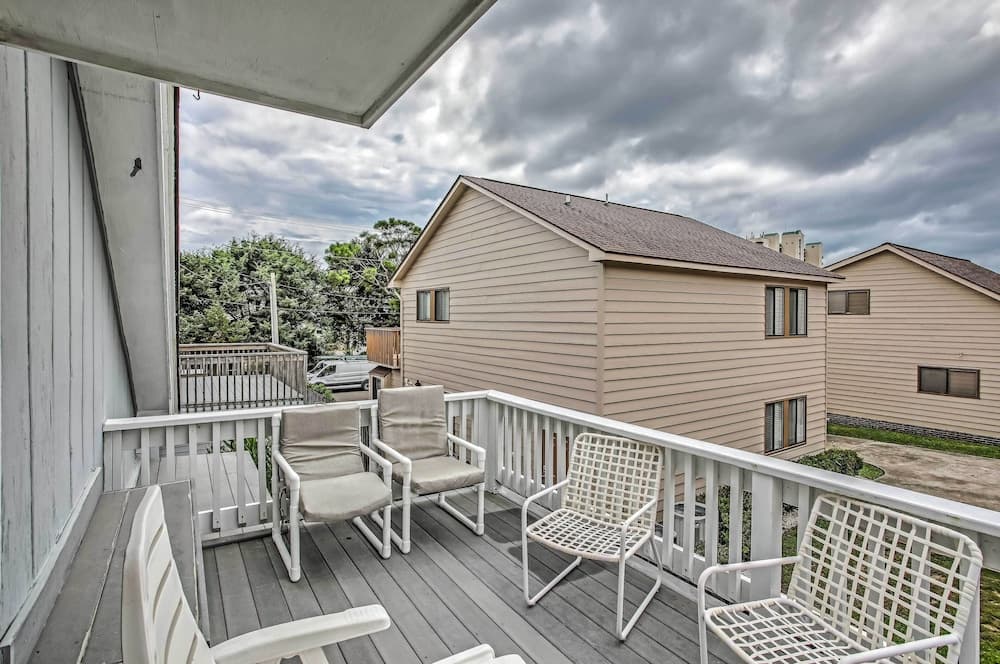 4 Mi to Barefoot Landing: North Myrtle Beach Home