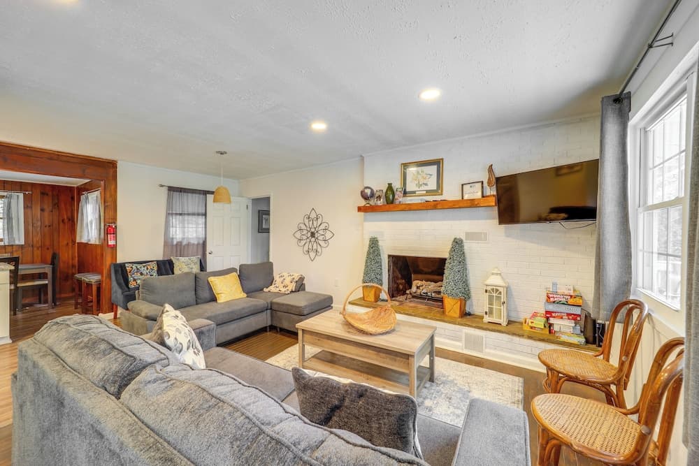 Boone Vacation Rental w/ Private Hot Tub & Deck