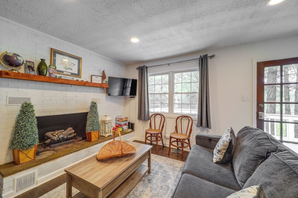 Boone Vacation Rental w/ Private Hot Tub & Deck