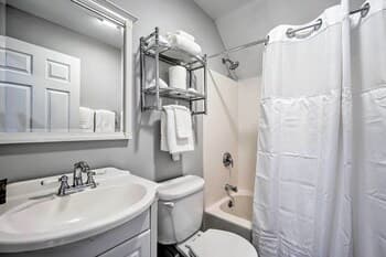 Spacious Home 9 Mi to Bromley Mountain Ski Resort!