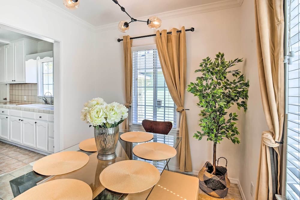 Renovated, Chic LA Unit in Central Location!
