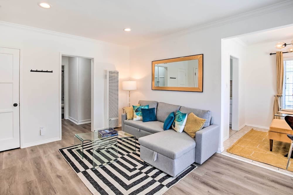 Renovated, Chic LA Unit in Central Location!