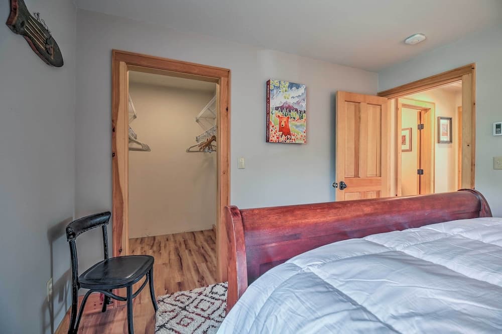 Lake Placid Gem w/ Patio & Views < 1 Mi to Beach!