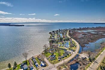 Houghton Lake Cabin w/ Private Resort Beach!