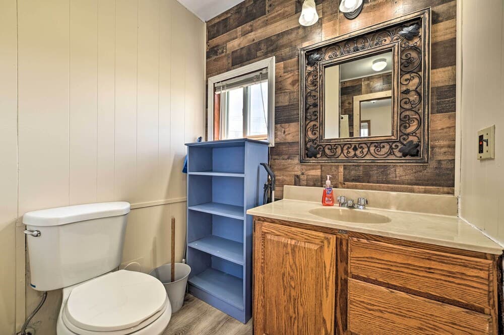 Houghton Lake Cabin w/ Private Resort Beach!