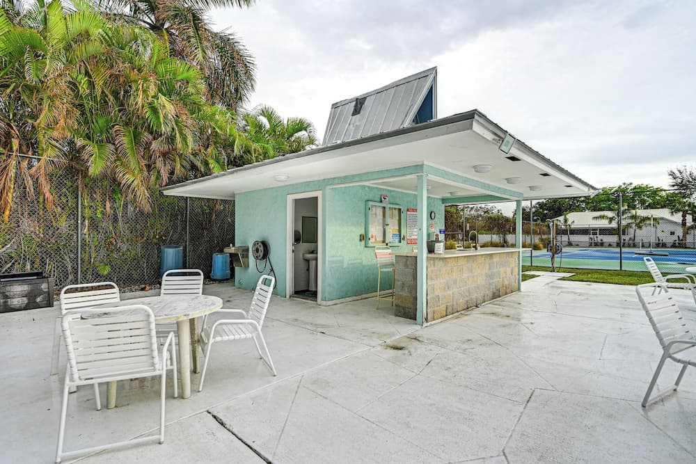 4 Mi to Beach: Pet-friendly Home in Naples!