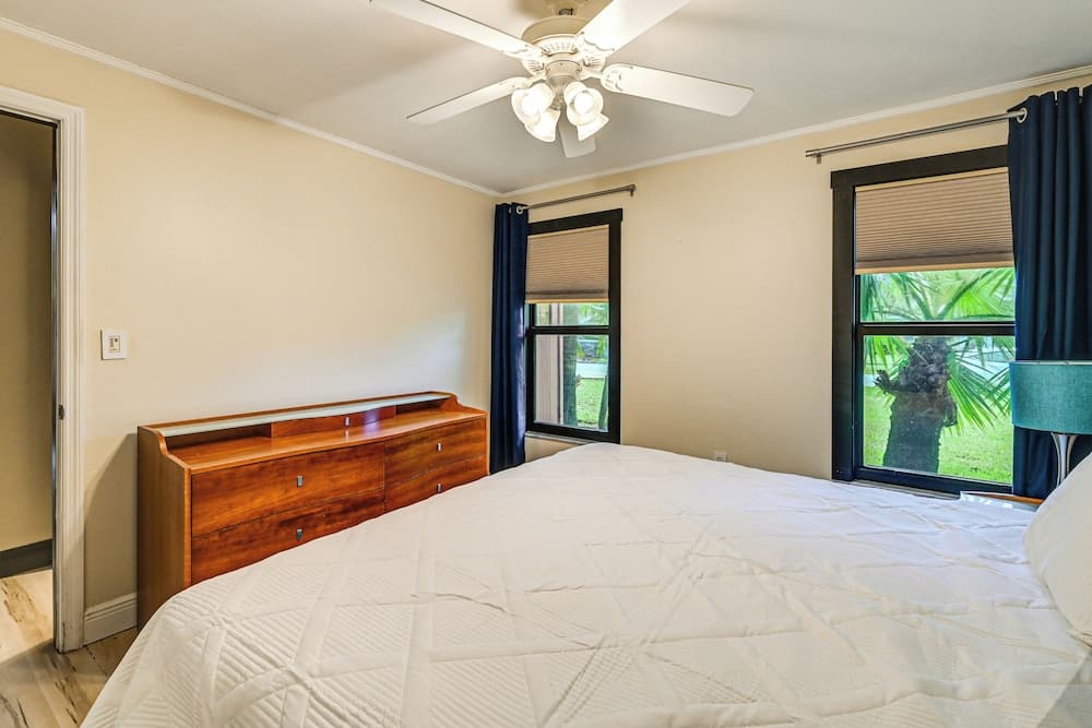 4 Mi to Beach: Pet-friendly Home in Naples!