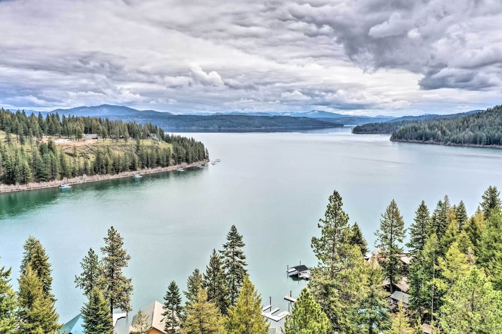Spacious Sun-up Bay Cabin, 20 Min to Downtown Cda!