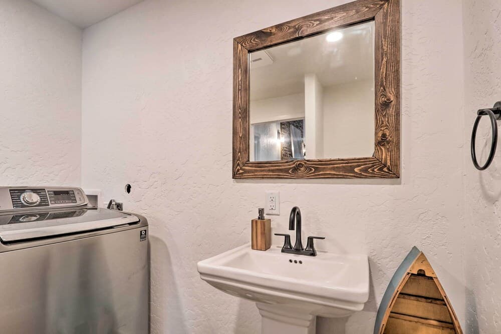 Spacious Sun-up Bay Cabin, 20 Min to Downtown Cda!