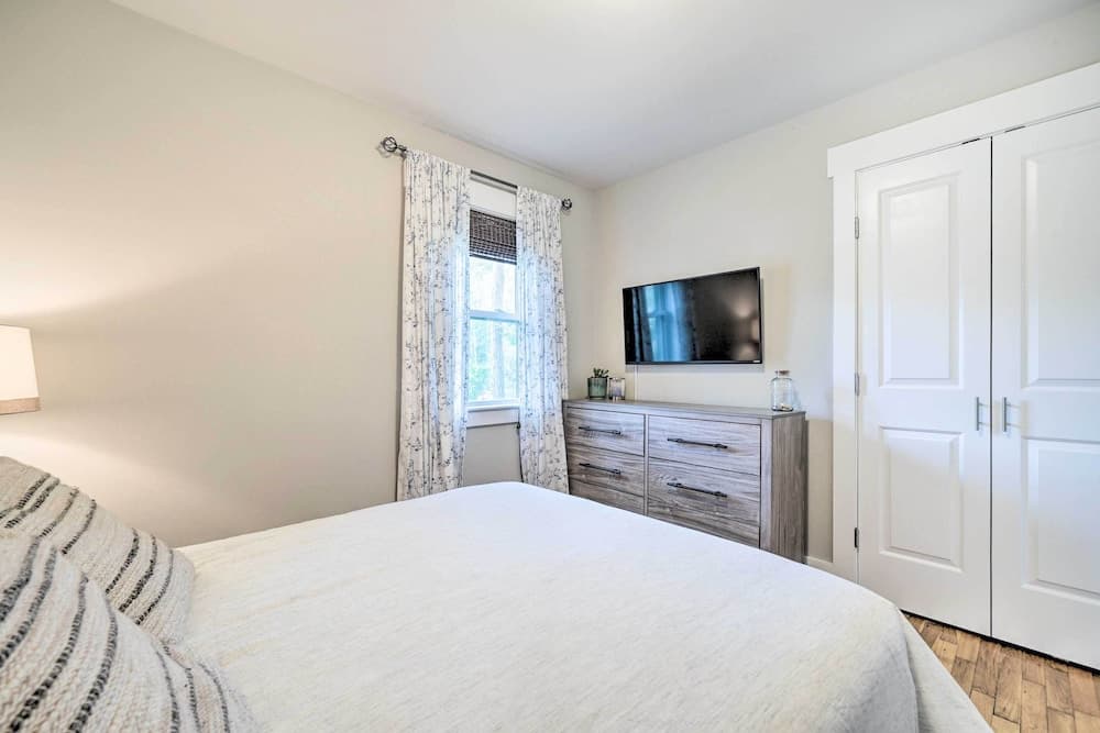 Oak Island Escape: Plunge Pool, Walk to Beach