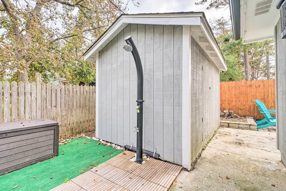 Oak Island Escape: Plunge Pool, Walk to Beach