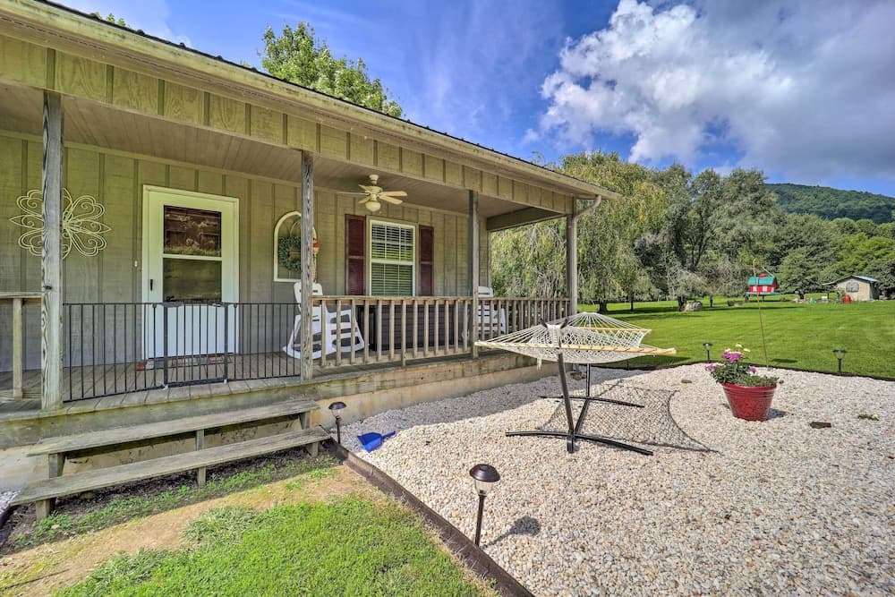 Deep Gap Cottage w/ Fire Pits - Hike & Ski!