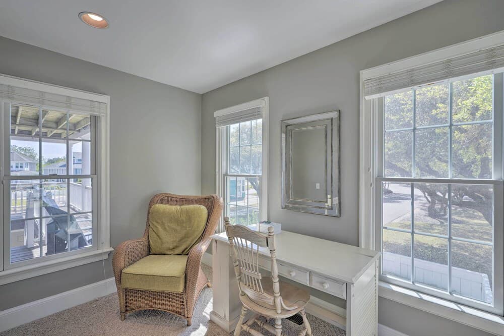 Stylish Coastal Home: Walk to Corolla Beach!