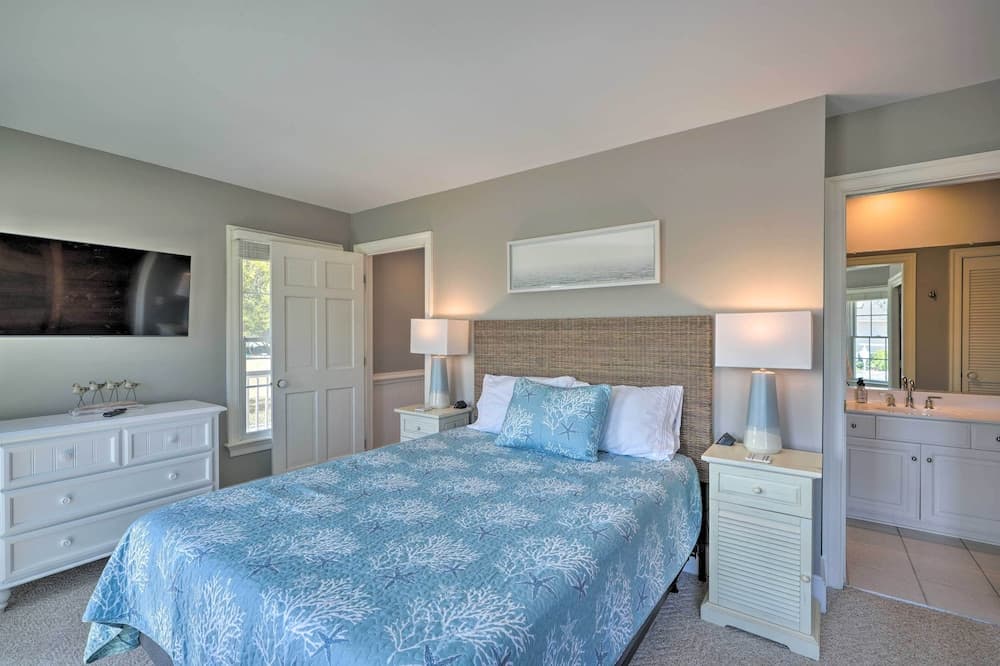 Stylish Coastal Home: Walk to Corolla Beach!