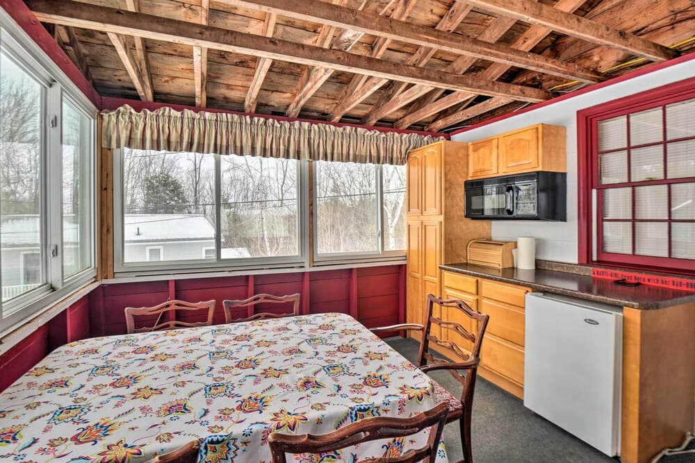 Cozy Alton Vacation Home w/ Sunroom!