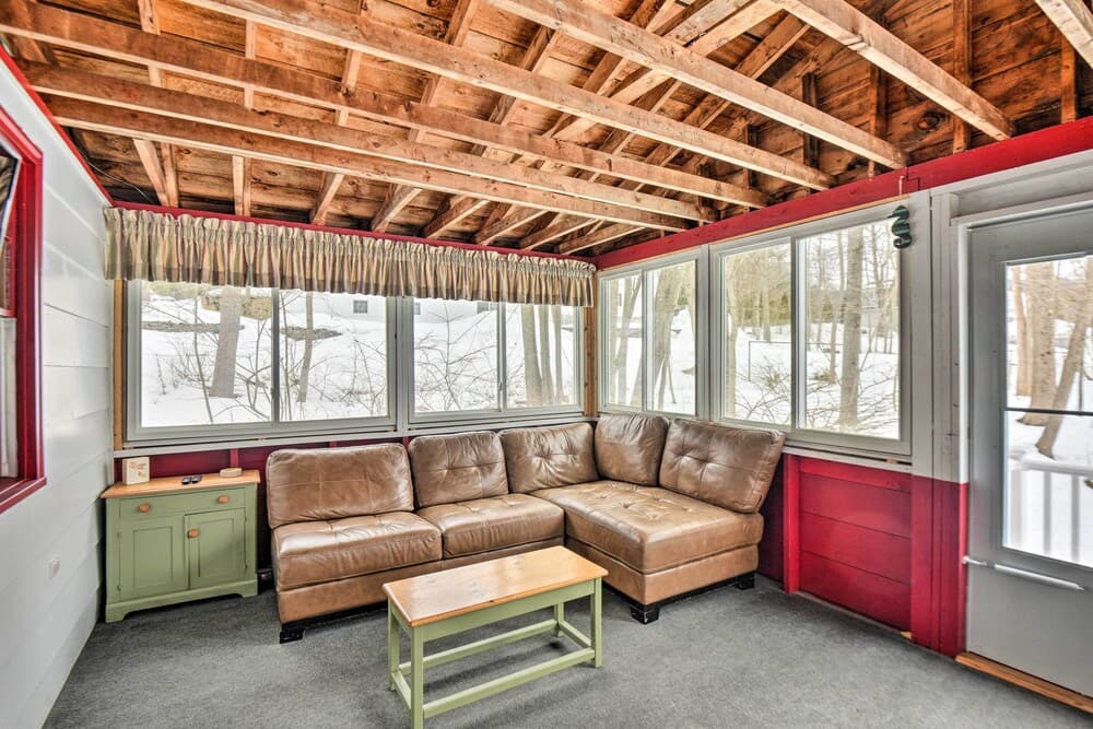 Cozy Alton Vacation Home w/ Sunroom!