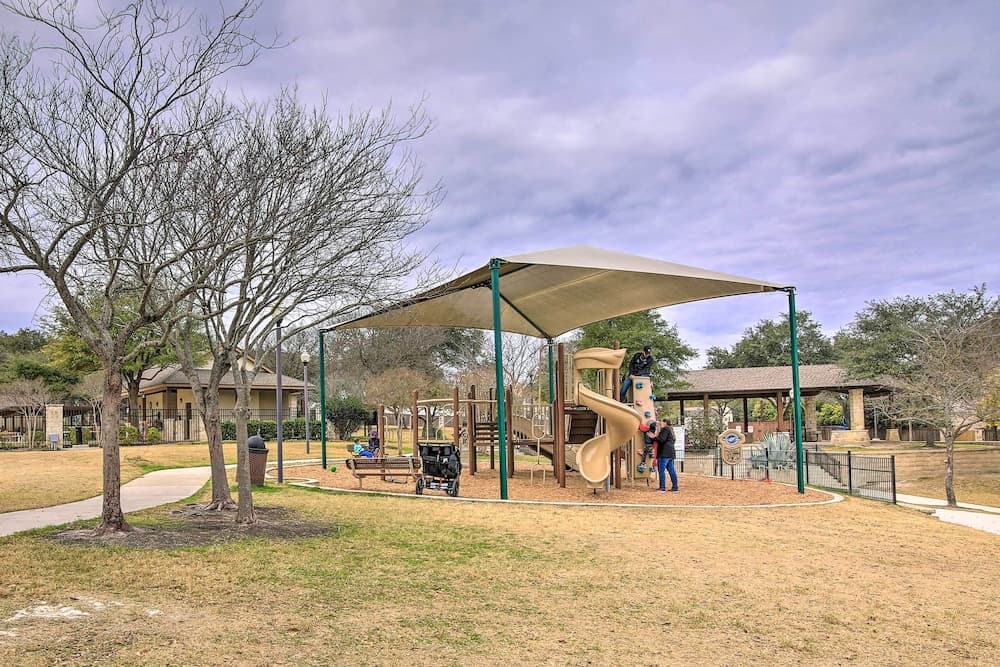 Updated Family Home w/ Yard: 6 Mi to Seaworld