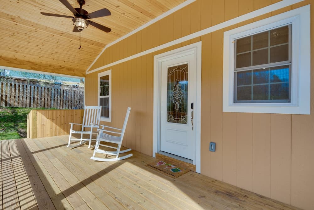 Hendersonville Home w/ Deck - 6 Mi to Downtown!