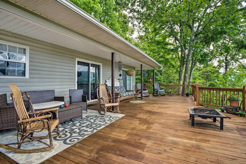 Bring a Pet: Cozy Burnsville Cottage w/ Fire Pit!