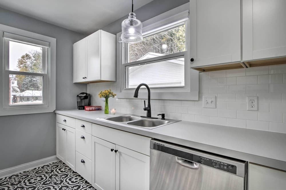 Renovated Historic Home < 1 Mile to Eagle Point!