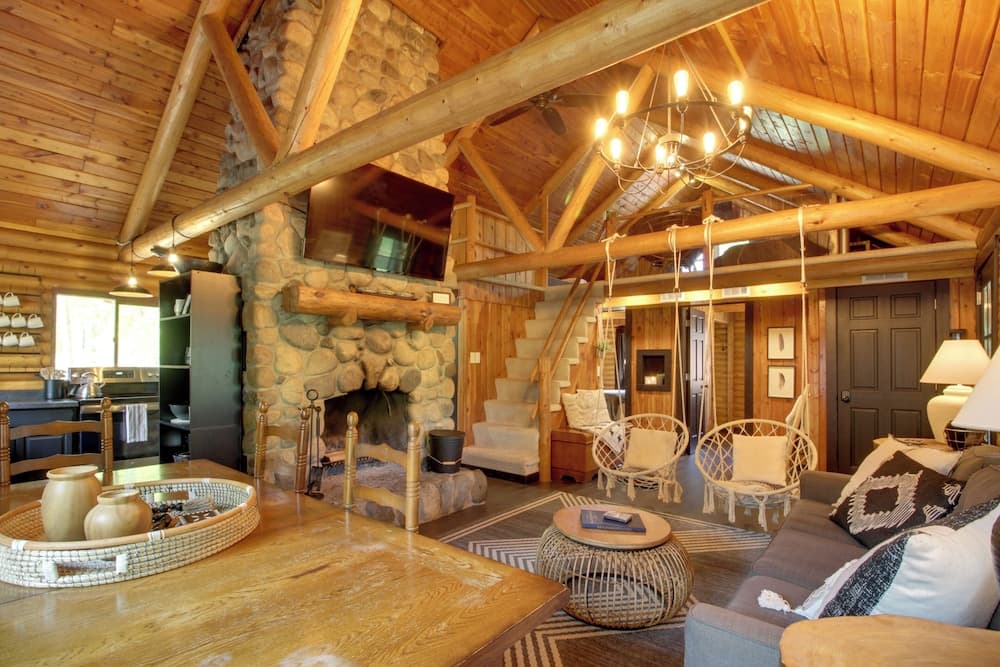 1 Mi to Beach & Lake: Breezy Point Cabin w/ Yard!