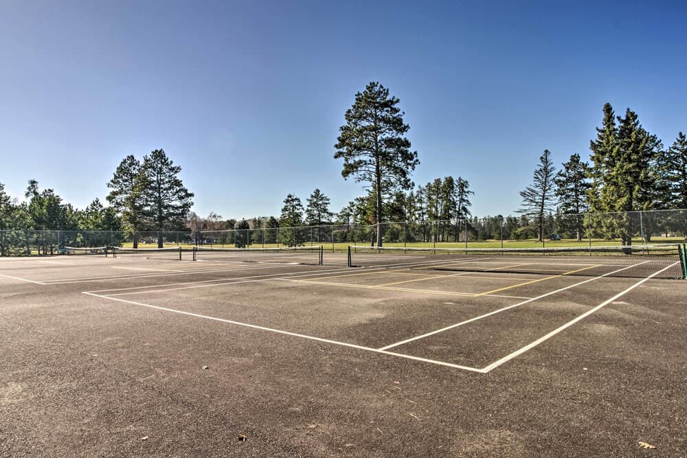 1 Mi to Beach & Lake: Breezy Point Cabin w/ Yard!