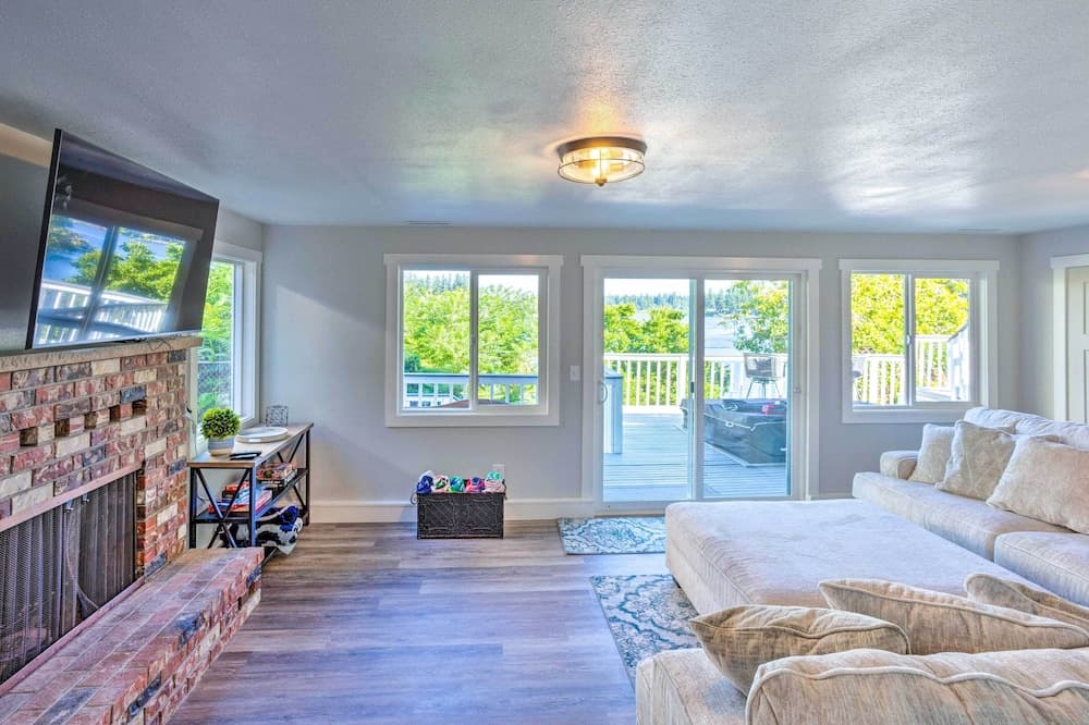 Lakeside Lacey Gem w/ Fire Pit + Private Dock