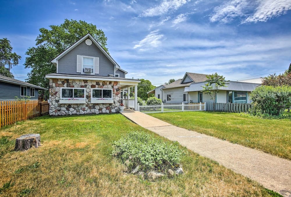 Elegant Stone Cottage: Steps to Crystal Lake Beach