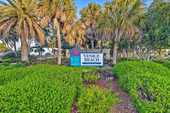 Central Venice Apartment w/ Balcony, Walk to Beach