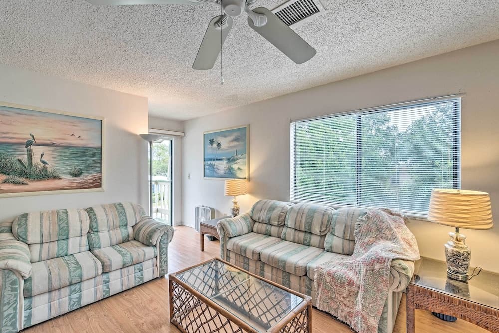 Central Venice Apartment w/ Balcony, Walk to Beach