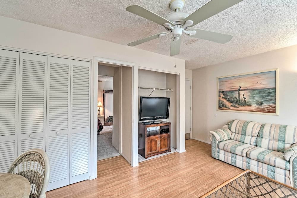 Central Venice Apartment w/ Balcony, Walk to Beach