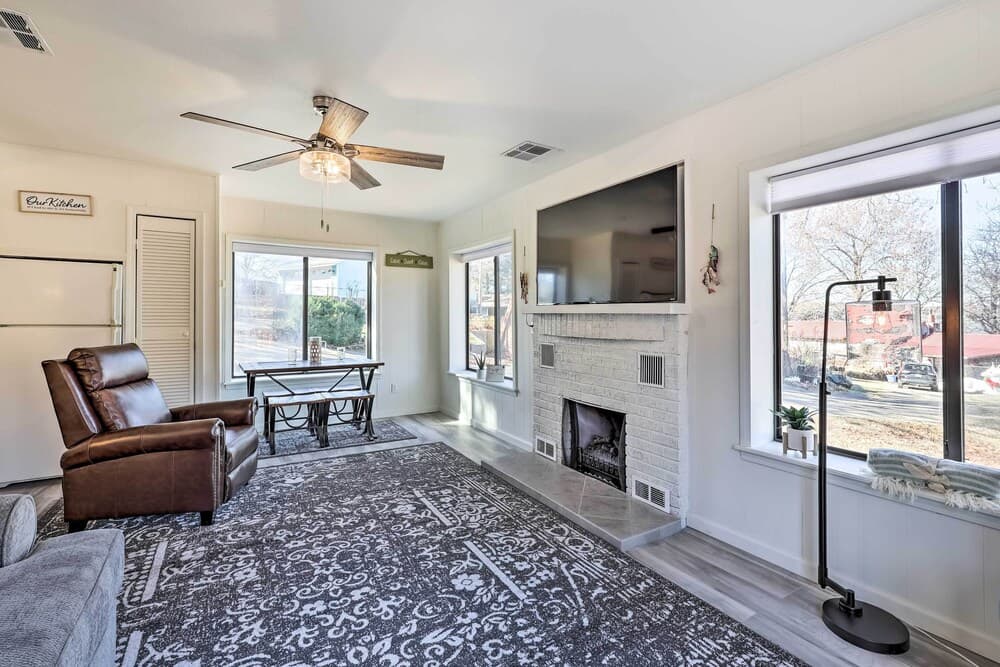 Shared Hot Tub & Dock: Lakefront Grove Getaway!