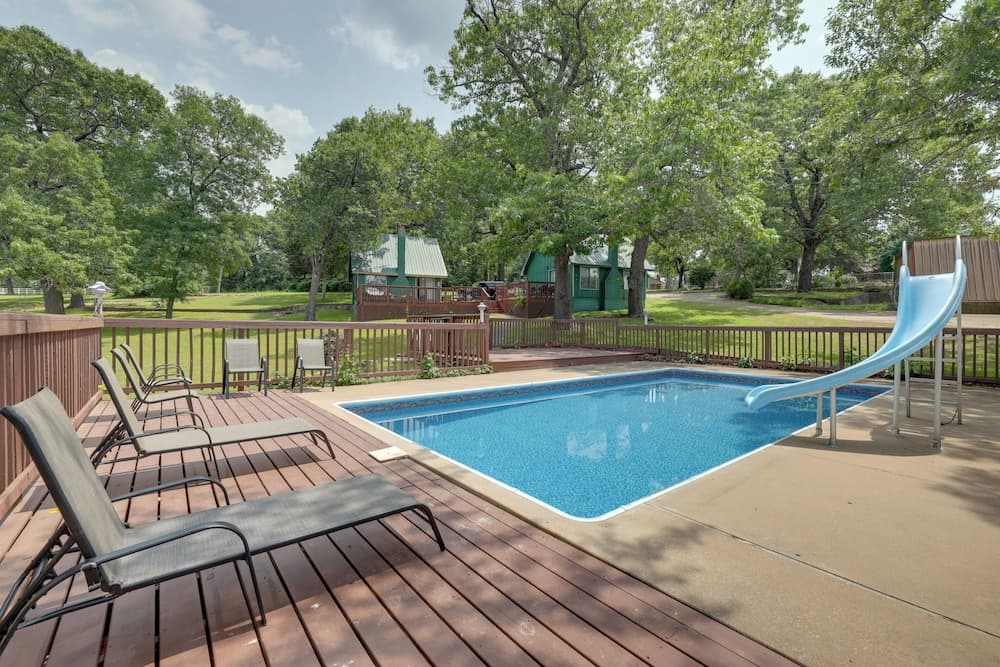 Shared Hot Tub & Dock: Lakefront Grove Getaway!