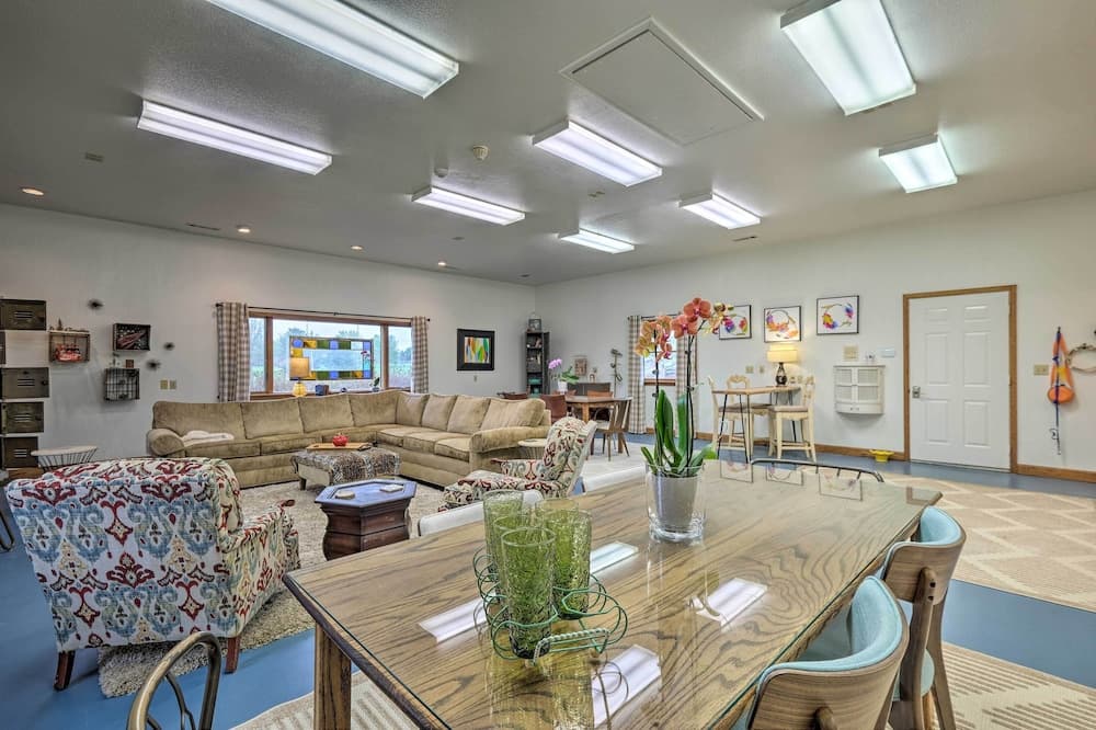 Peaceful Fayetteville Getaway - Pets Welcome!