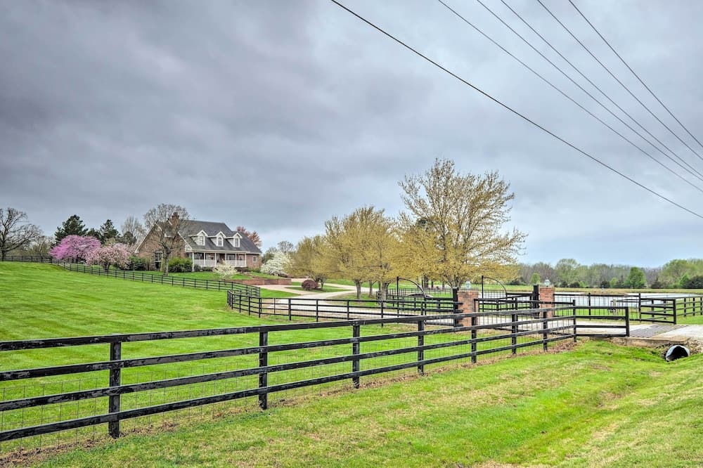 Peaceful Fayetteville Getaway - Pets Welcome!