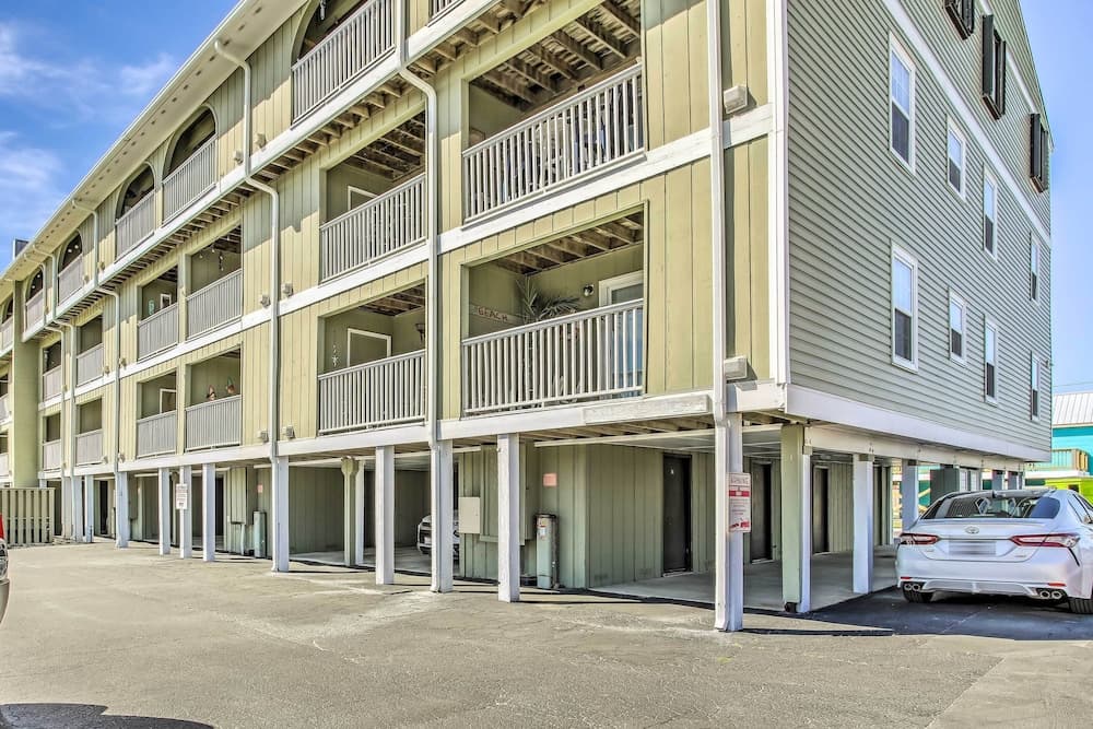 Cozy Carolina Beach Condo w/ Ocean Views!