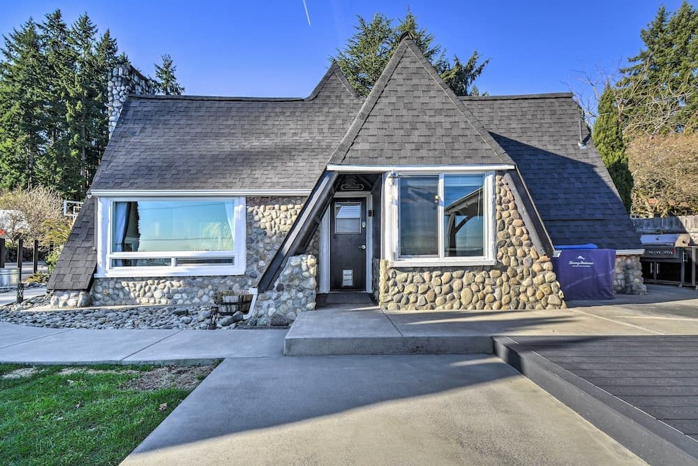 Puget Sound Cabin With Hot Tub and Water Views!