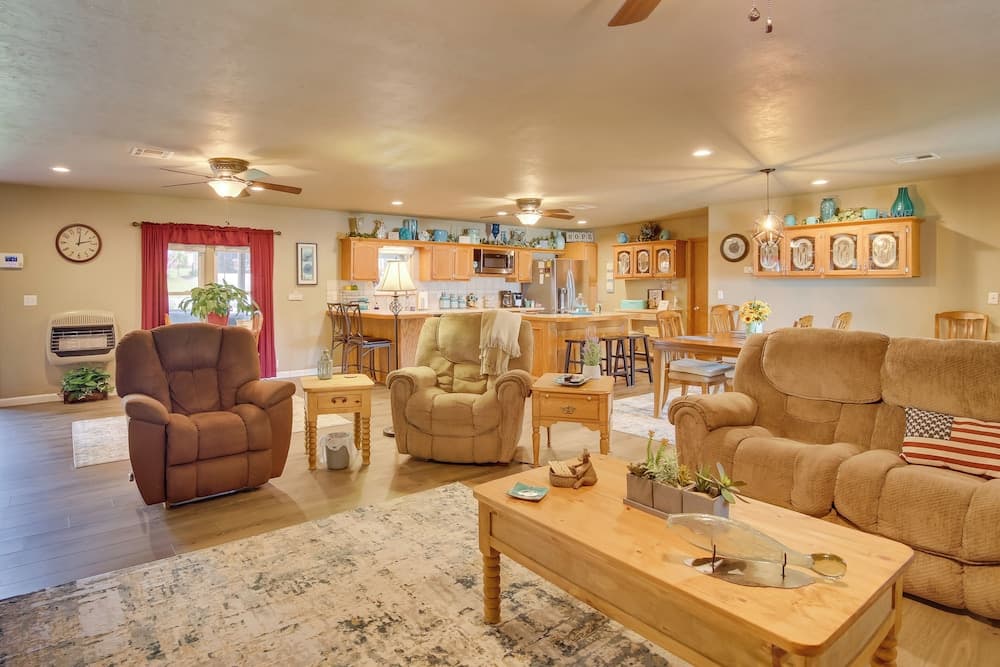 Cozy Lake Eufaula Hideaway w/ Fire Pit & Hot Tub!