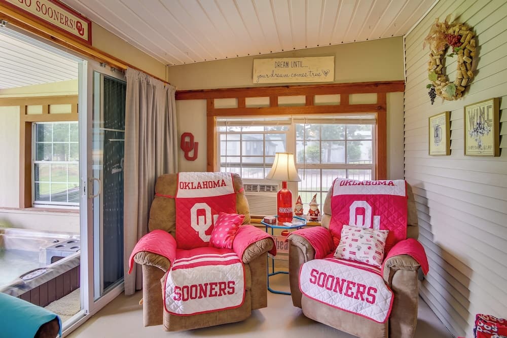 Cozy Lake Eufaula Hideaway w/ Fire Pit & Hot Tub!