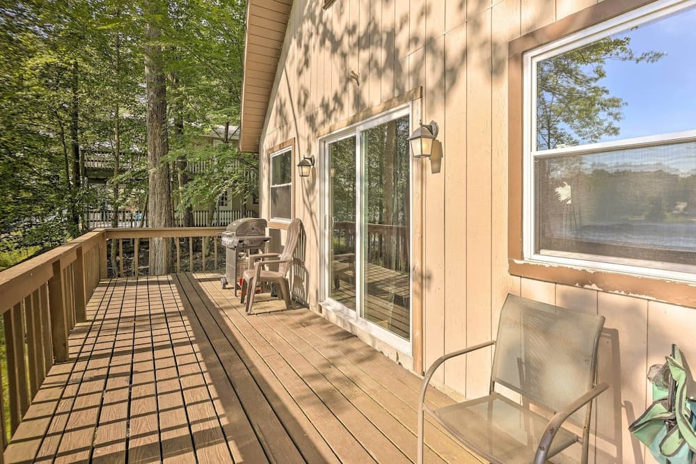 New! Lakefront Tobyhanna Home w/ Community Pool!