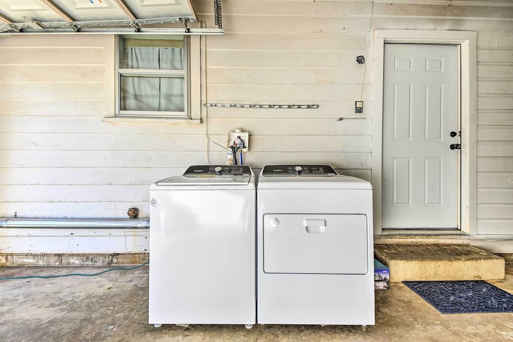 Bright Retreat w/ Yard - Walk to TCU Campus!