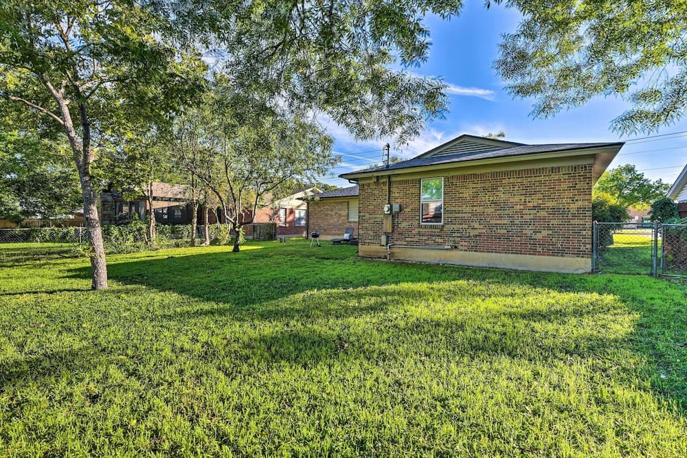 Bright Retreat w/ Yard - Walk to TCU Campus!