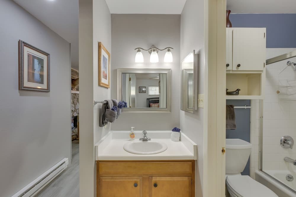 Red River Ski Condo on Main St - Mtn View!