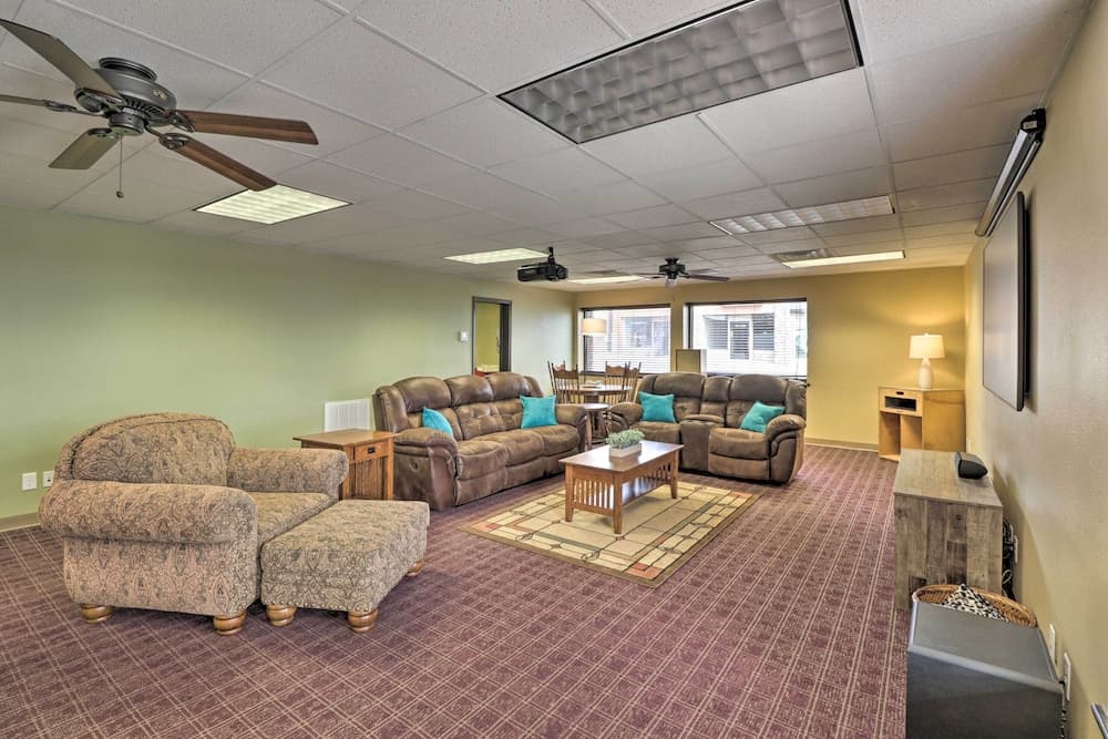 Roomy Multi-family Retreat in Dtwn Mountain Home!